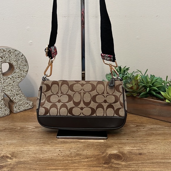 ✨Sold✨ Coach Brown Signature Print Bag With Replaced Guitar Crossbody Strap - Picture 3 of 15